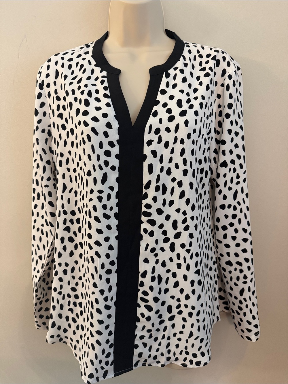 Gaharu Black & White Dot-Print Split Neck Blouse long sleeve Size Medium